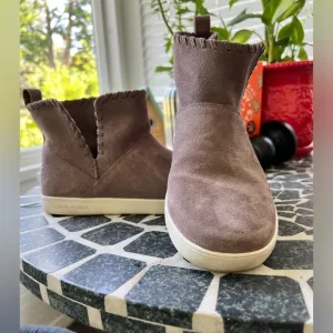COPY - Kookaburra by UGG Rylee suede ankle sneaker. Size 10, gray, slip on unli…