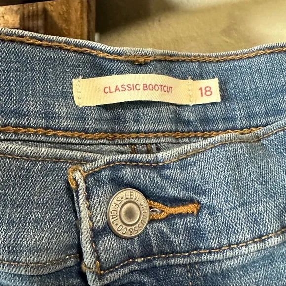 COPY - Levi's Embroidered High Rise Light Wash Boot Cut Jeans 18 Tall NWT