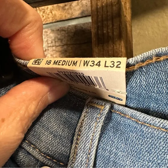 COPY - Levi's Embroidered High Rise Light Wash Boot Cut Jeans 18 Tall NWT