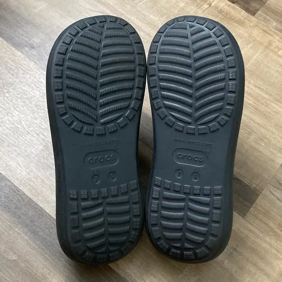 [Crocs] Classic Crush Sandals in Black Women's 9