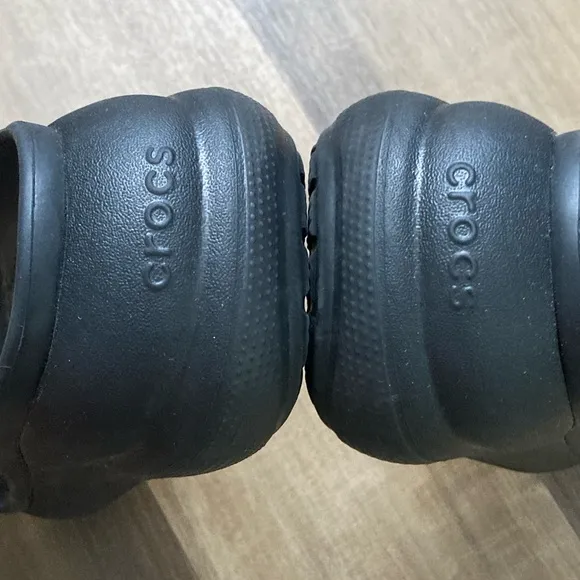 [Crocs] Classic Crush Sandals in Black Women's 9