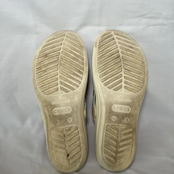 Crocs Sanrah Wedge Thong Sandals White Gold Medallion Comfort Shoes Women’s 8