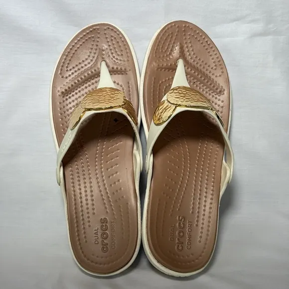 Crocs Sanrah Wedge Thong Sandals White Gold Medallion Comfort Shoes Women’s 8