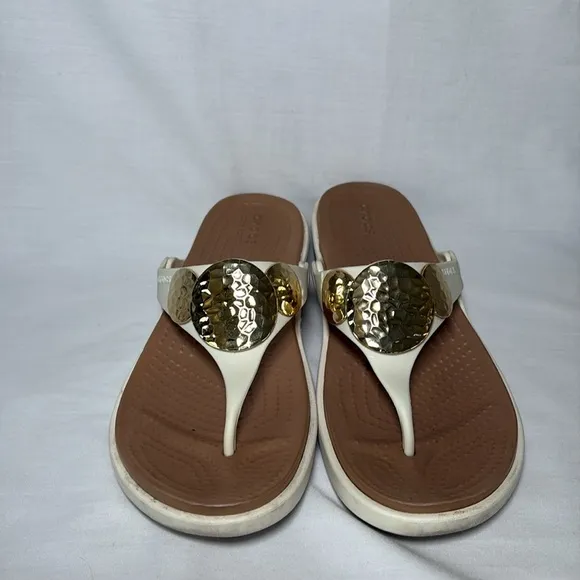 Crocs Sanrah Wedge Thong Sandals White Gold Medallion Comfort Shoes Women’s 8