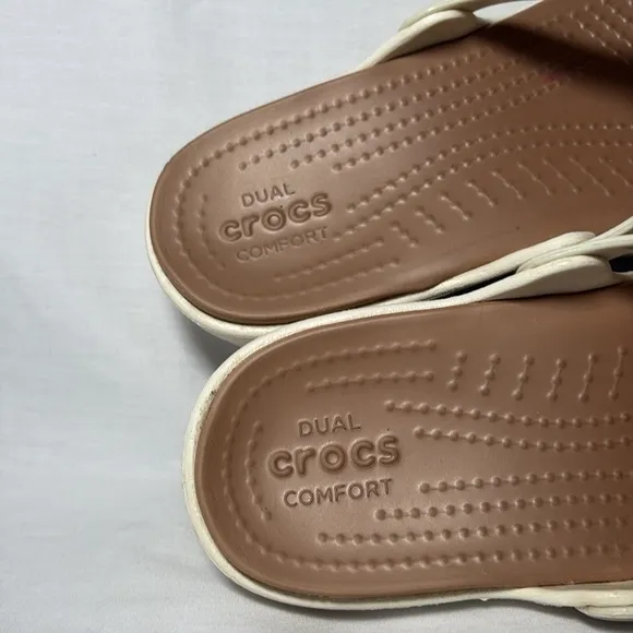 Crocs Sanrah Wedge Thong Sandals White Gold Medallion Comfort Shoes Women’s 8