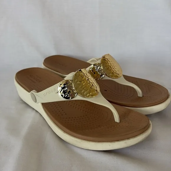 Crocs Sanrah Wedge Thong Sandals White Gold Medallion Comfort Shoes Women’s 8