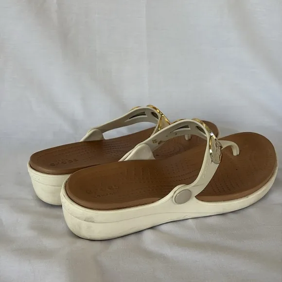 Crocs Sanrah Wedge Thong Sandals White Gold Medallion Comfort Shoes Women’s 8