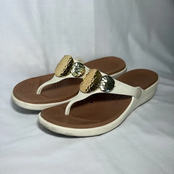 Crocs Sanrah Wedge Thong Sandals White Gold Medallion Comfort Shoes Women’s 8