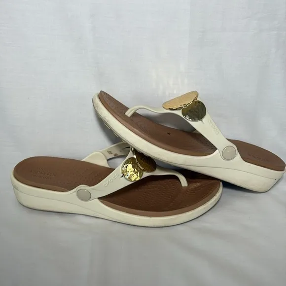 Crocs Sanrah Wedge Thong Sandals White Gold Medallion Comfort Shoes Women’s 8