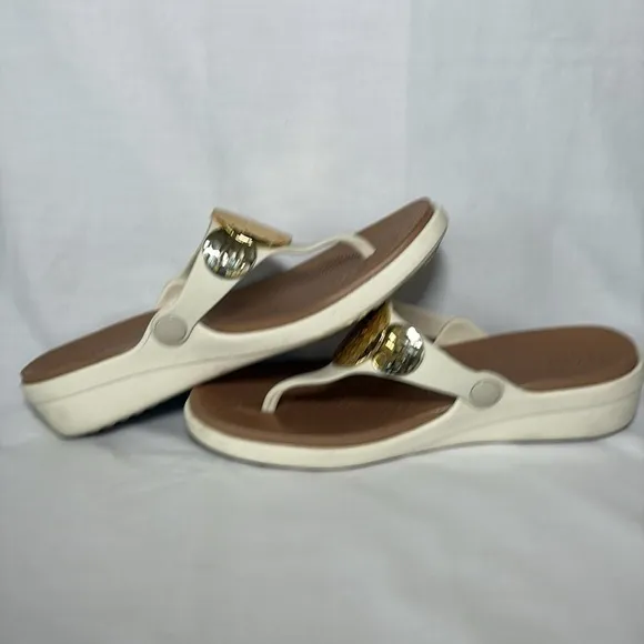 Crocs Sanrah Wedge Thong Sandals White Gold Medallion Comfort Shoes Women’s 8