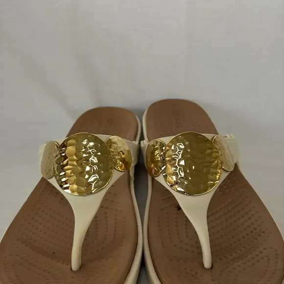 Crocs Sanrah Wedge Thong Sandals White Gold Medallion Comfort Shoes Women’s 8