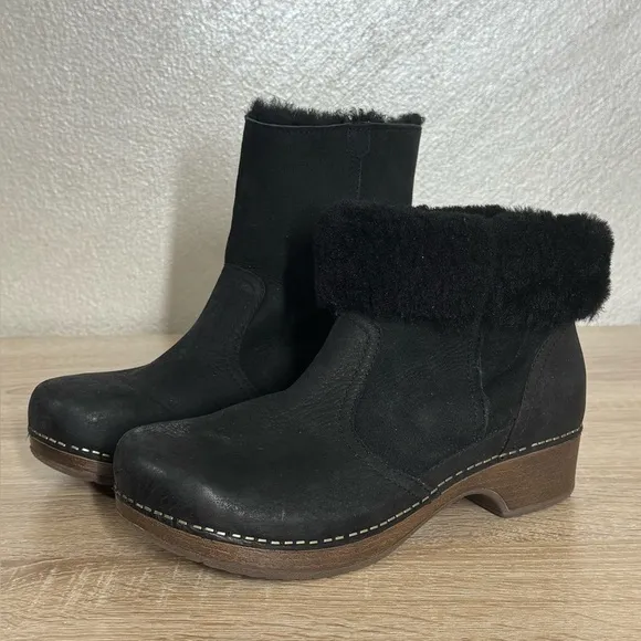 Dansko Bettie Women's 38 US 7.5-8 Black Nubuck Leather Sheepskin Ankle Boots