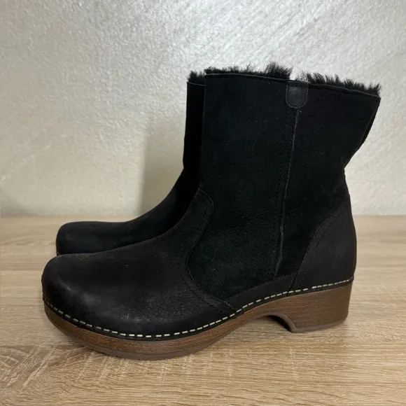 Dansko Bettie Women's 38 US 7.5-8 Black Nubuck Leather Sheepskin Ankle Boots