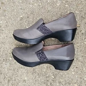 Dansko Jessica Grey/Taupe Nappa Leather Slip On Clogs Size 7.5 - 8 US 38 EU