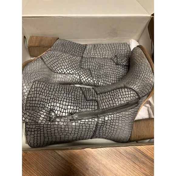 Diba True Leather Mid Calf Western Boots croc embossed Size 8 US New In Box