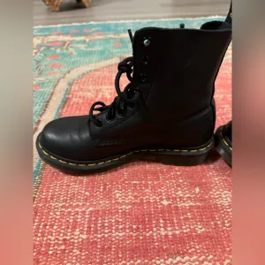 Dr Martens 101 VIRGINIA LEATHER ANKLE BOOTS