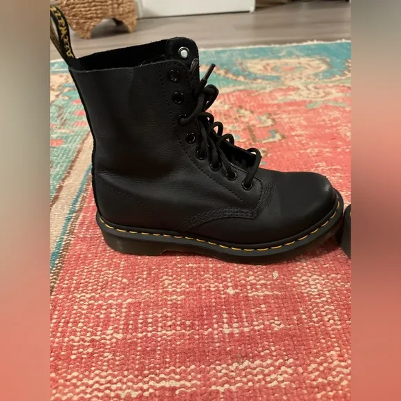 Dr Martens 101 VIRGINIA LEATHER ANKLE BOOTS