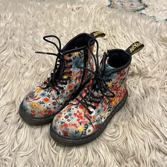 DR. MARTENS 1460 Girls Wanderlust Boots toddler size 10