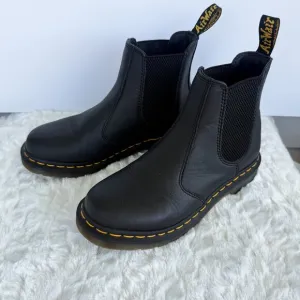 Dr. Martens 2976 Chelsea Boots Black Smooth Leather Slip-On Ankle Boots Size 7