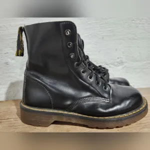 Dr Martens Black Leather Lace-Up Boots size 35 Made In England Unisex