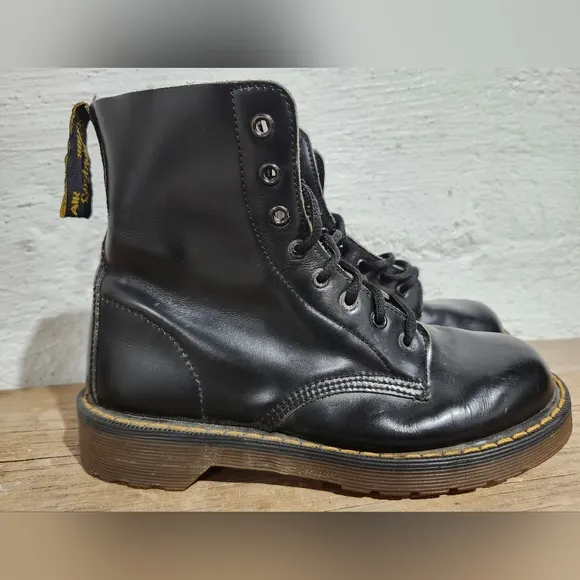 Dr Martens Black Leather Lace-Up Boots size 35 Made In England Unisex