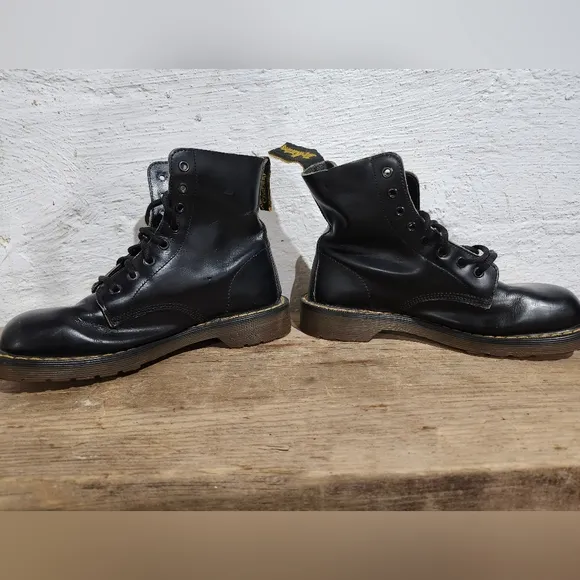 Dr Martens Black Leather Lace-Up Boots size 35 Made In England Unisex