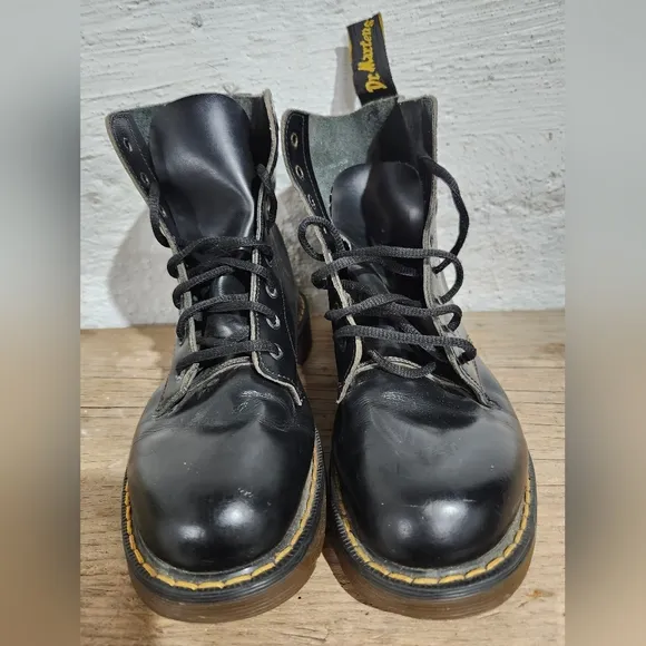 Dr Martens Black Leather Lace-Up Boots size 35 Made In England Unisex