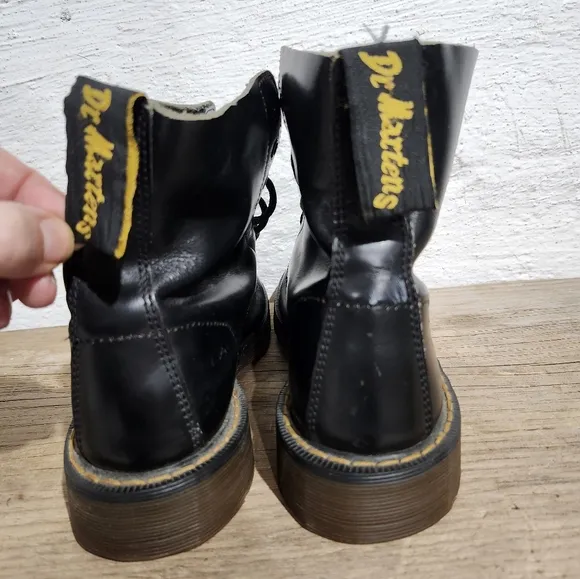 Dr Martens Black Leather Lace-Up Boots size 35 Made In England Unisex