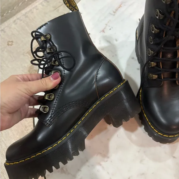 Dr. Martens Black Leona Boots sz 5