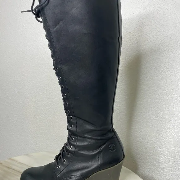 Dr. Martens boots Lace Up leather sz 9 “Leanne” 20 eye black
