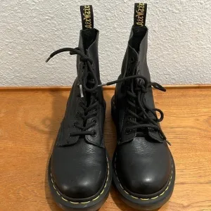 DR. MARTENS :: BOOTS