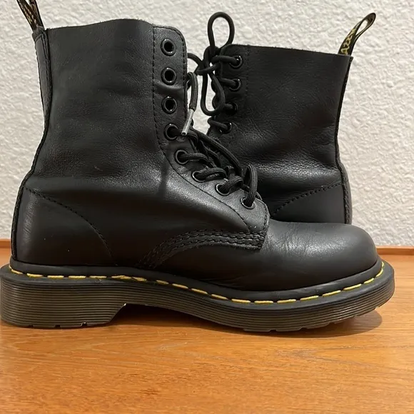 DR. MARTENS :: BOOTS