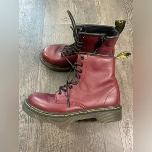 DR MARTENS Delaney Leather Girls Boots