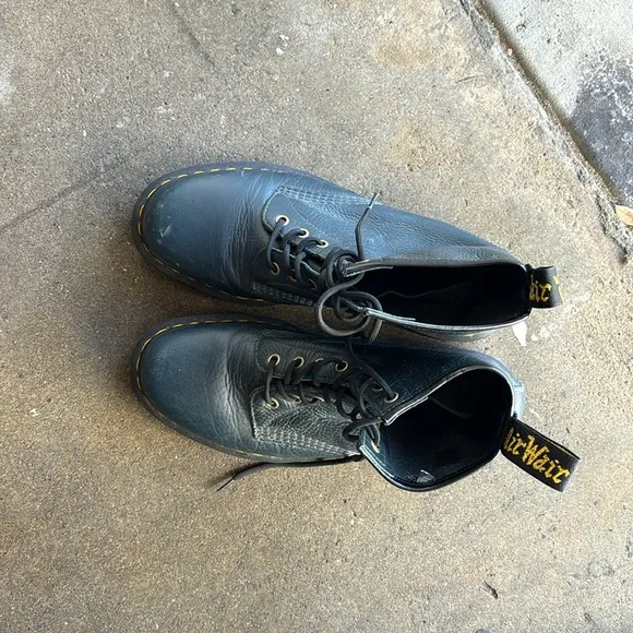 dr. martens forest green pebble leather 8 eye boots
