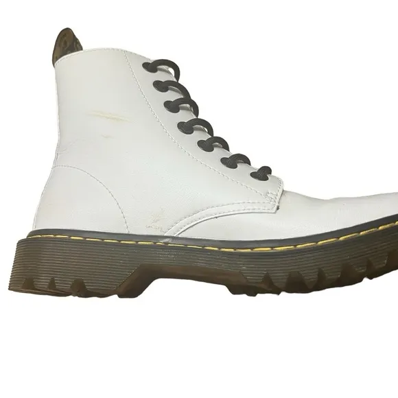 DR. MARTENS Luana 7 Eye Boots in White Size 8 — minor scuffs shown in photos