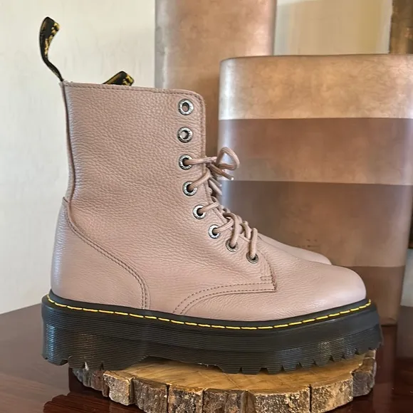 Dr. Martens *NWOB* Jadon III Boot Pisa Leather Platforms, Unisex, Taupe