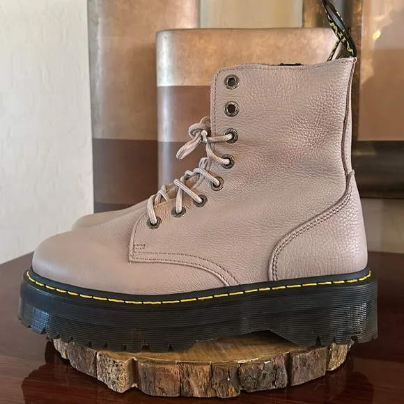 Dr. Martens *NWOB* Jadon III Boot Pisa Leather Platforms, Unisex, Taupe