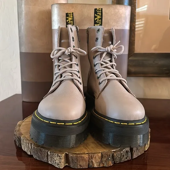 Dr. Martens *NWOB* Jadon III Boot Pisa Leather Platforms, Unisex, Taupe
