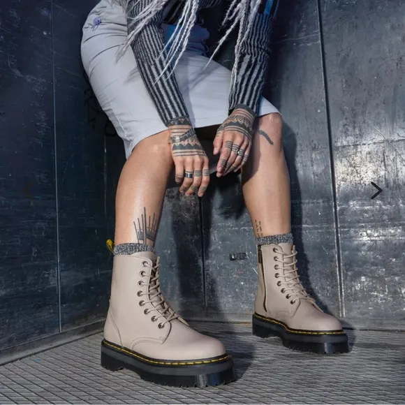 Dr. Martens *NWOB* Jadon III Boot Pisa Leather Platforms, Unisex, Taupe