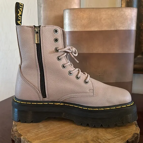 Dr. Martens *NWOB* Jadon III Boot Pisa Leather Platforms, Unisex, Taupe