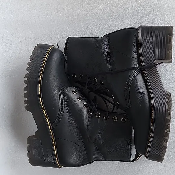 Dr Martens Shriver Hi Size 7 Used