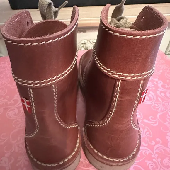 Duckfeet Favorg Boots in Bordo size 39. Preowned. Worn just a few times