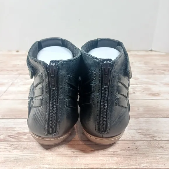 Earth Brand Gladiator Style Black Flat or Low Wedge Sandal Size 8.5 Dress Shoe