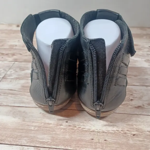 Earth Brand Gladiator Style Black Flat or Low Wedge Sandal Size 8.5 Dress Shoe