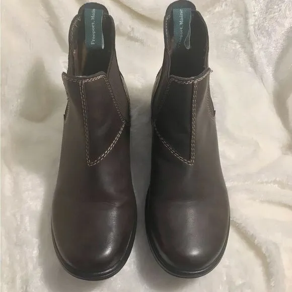 Eastland women’s Baja pull on boots in dark brown size 8 NWOT