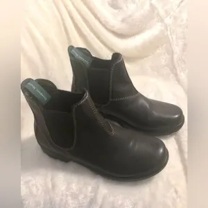 Eastland women’s Baja pull on boots in dark brown size 8 NWOT