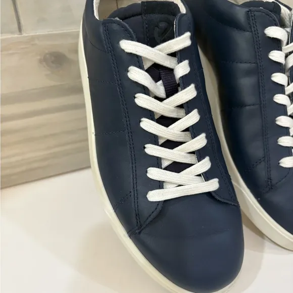 ECCO Men’s Navy Blue Leather Sneakers