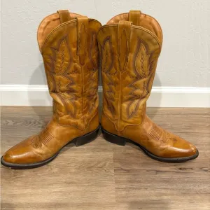El Dorado hand made boots. Men's Tan Cowboy Boots gently used look new.