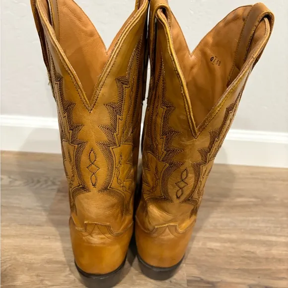 El Dorado hand made boots. Men's Tan Cowboy Boots gently used look new.