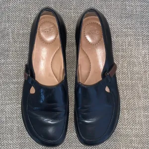 EUC Dansko Loafers with Velcro strap Size 40.